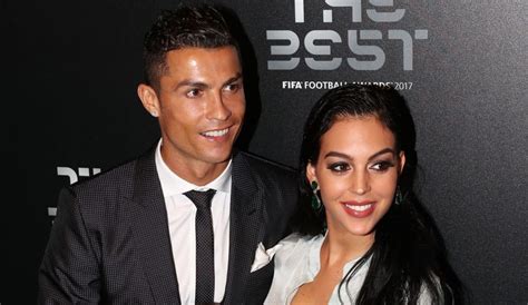 «nem chegas aos calcanhares da bela irina». Cristiano Ronaldo Wiki, Age, Girlfriend, Wife, Family ...