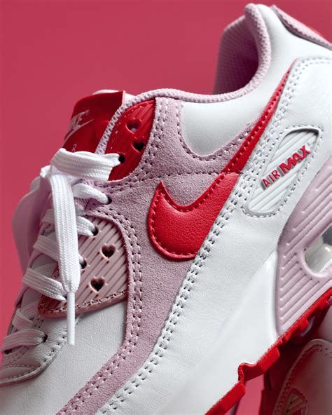 Nagelneu von snkrs erworben eu 44,5 zahlung via paypal oder banküberweisung möglich versicherter. Nike Air Max 90 & Air Force 1 Valentine's Day "Love Letter ...