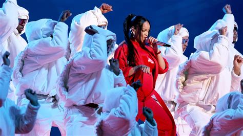 Baby News Bei Rihanna S Ngerin Zeigt Babybauch Beim Super Bowl Video