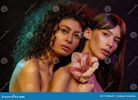 Deux Jeunes Femmes Brunes Nues F Minines Avec Maquillage D Art