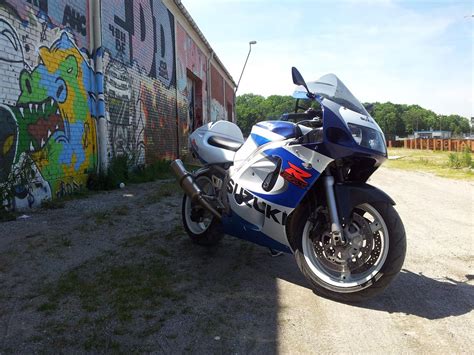 My first ever attempt, i could do better but either way this thing hauls! Suzuki Gsxr 600 SRAD - Billeder af mc-er - Uploaded af Jan A