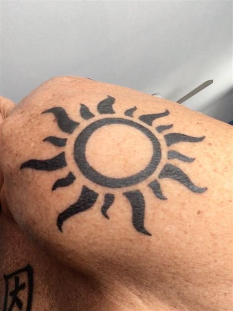 Gomez has a tattoo of the word sunshine on her right foot. Sunshine on my shoulder makes me happy! | Tattoos, Tribal ...