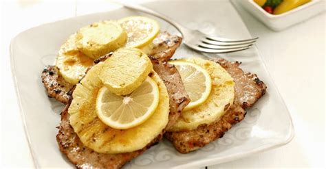 Schnitzel tysk mat östeuropeisk panerad ost schnitzel fläskytterfilé panerad fisk schnitzel ananas grillad schnitzel. Schnitzel vom Schwein mit Ananas, Zitrone und Butter ...