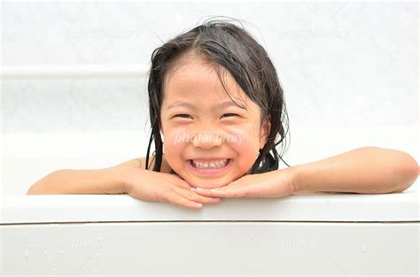 楽しくお風呂に入る女の子 写真素材 5044510 フォトライブラリー photolibrary
