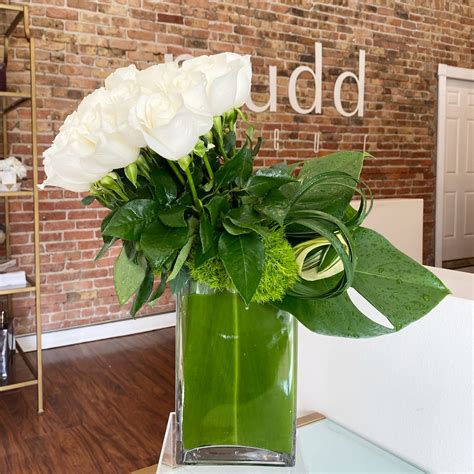 Mudd Modern Dozen Roses White Always Impress In Chicago Il Mudd Fleur