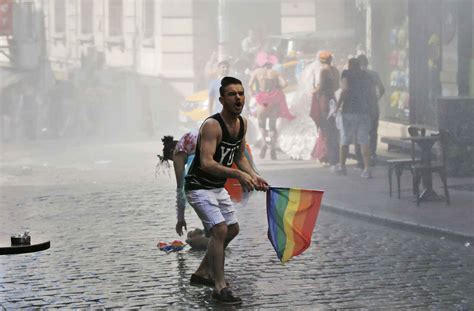 Turquie Istanbul interdit la gay pride à cause des menaces d attentats