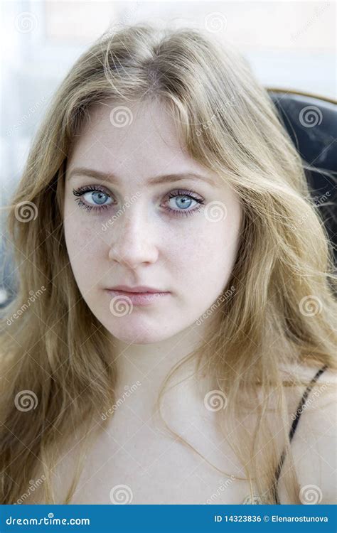 Muchacha Adolescente Gritadora Rubia Con El Pelo Largo Y El Ojo Azul