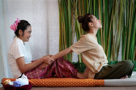 Massaggio Tailandese Della Testa Di Originale Immagine Stock Immagine Di Lago Corpo 100917791