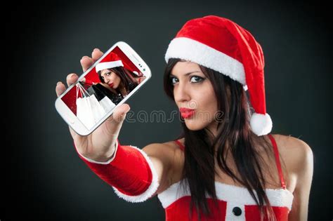 das schöne sexy mädchen das weihnachtsmann trägt kleidet mit smartphone stockbild bild von