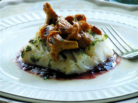 El bacalao a la vasca se caracteriza por servirse con una salsa de ajo un poco picante, ya que. Lomo de bacalao cocido al horno en bolsa, con trompeta ...