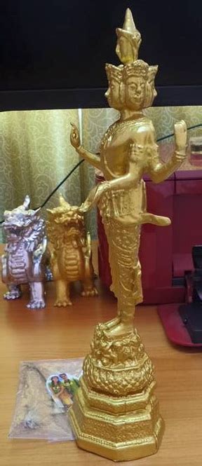 เมื่อ พระตรีมูรติ กลายเป็นกระแสพูดถึงในสังคม กรณีข่าว มีผู้คนมากมายต่างพากันไปไหว้ ทำพิธีบวงสรวงพระตรีมูรติ ที่หน้าห้าง. พระตรีมูรติ เทพแห่งความรัก ฝังใต้ฐานพระตรีมูรติ