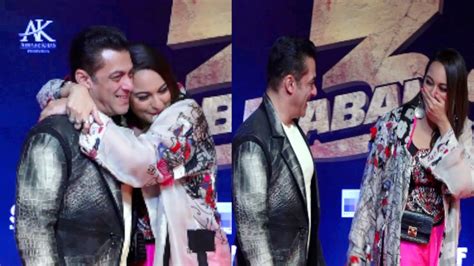 Emotional Sonakshi Sinha Hugged Salman Khan At Dabangg 3 Screening Youtube