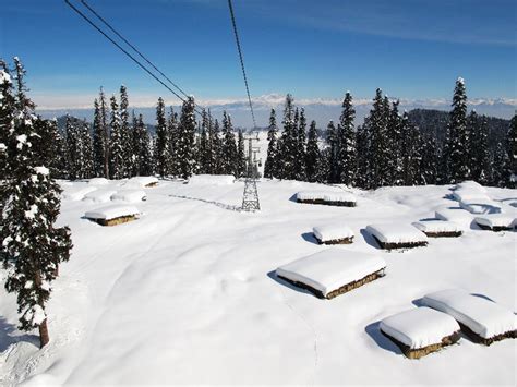 I also know that it gets utterly disappointing when you visit a place with the hopes of revelling in the snow, but the weather fails you. 10 Great Places To See Snow Fall in India - Hello Travel Buzz