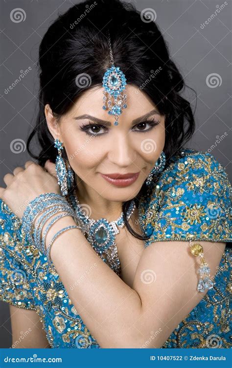 mariée indienne photo stock image du femelle fascinant 10407522