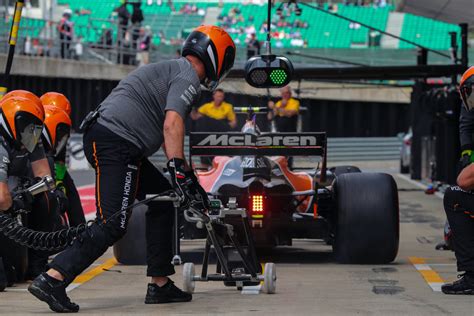 F1 Pit Crew What Each Member Does During A Formula 1 Pit Stop