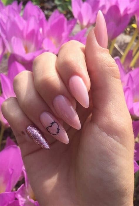 How do you make an almond nail shape? Trendy short almond nails design for creative summer nails ...