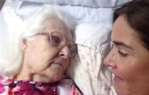 Vídeo Mostra Momento Em Que Mulher Com Alzheimer Lembra Da Filha