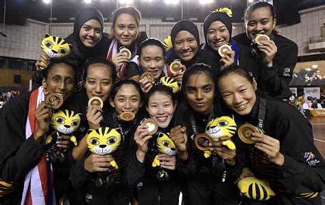(full) meletop raikan skuad bola jaring pingat emas netball gold medal malaysia di sea games 2017. Atlet bola jaring Malaysia | Aksi hari pertama dan kedua ...
