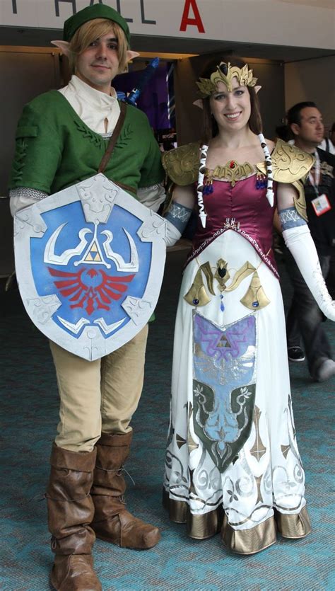 Link And Princess Zelda Cosplayers Comic Con 2013 Nintendo Cosplays