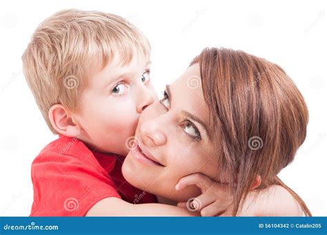 Hijo Que Abraza Y Que Besa A Su Madre Foto De Archivo Imagen De