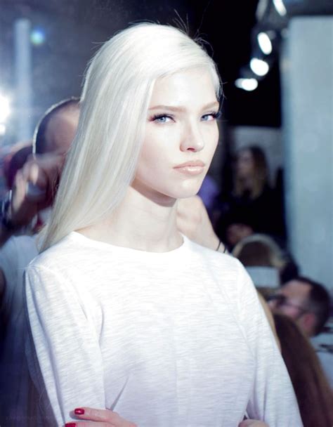 Cheveux blancs défilé - 25 jolies façons de porter les cheveux blancs