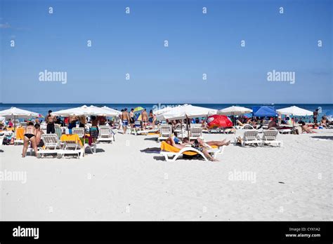 Crowd In Miami Beach Florida Usa Stock Photo Alamy