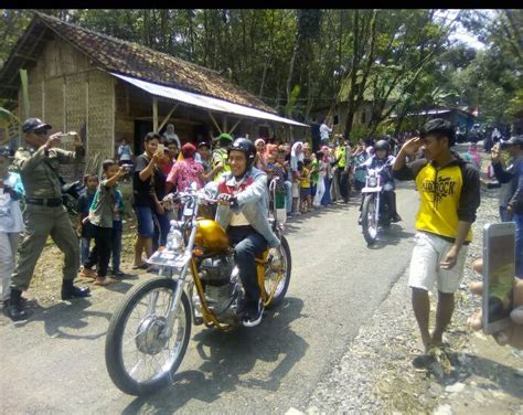 Foto aslinya merupakan foto sembilan sekretaris jendral (sekjen) partai politik (parpol) postingan dengan foto beberapa orang tengah memegang spanduk bertuliskan kami optimis pak jokowi. Foto Pak JOKOWI Naik Motor Chopper Custom Touring Ke Desa ...