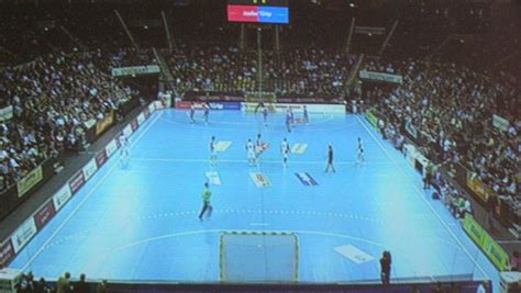 Mikkel hansen gilt mit einem monatsgehalt von 80.000 euro als der aktuell bestverdienende handballer. THW Kiel / News: THW holt mit Kraftakt zwei Punkte bei ...