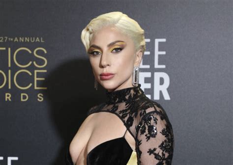 Lady Gaga 35 Ans Sensationnelle Dans Une Robe Au Décolleté Xxl Qui Manque De Tout Dévoiler