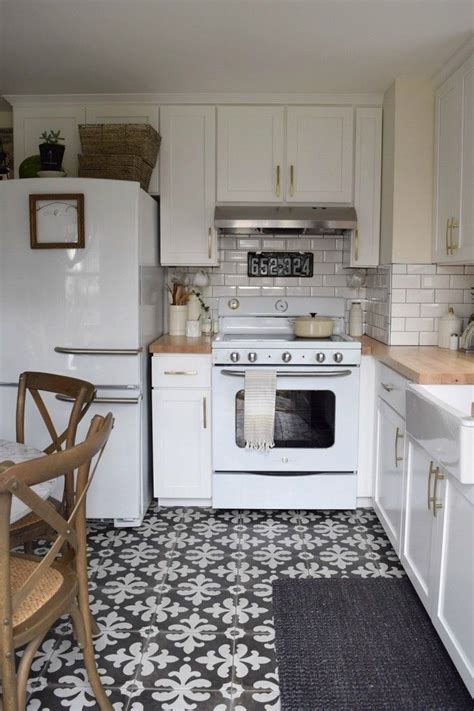 Know more about our favorite white white cabinets are the easiest style of kitchen cabinetry to design a room around. Eclectic Home Tour - Nesting with Grace | Retro kitchen ...