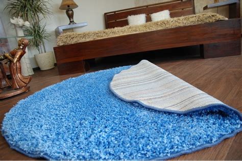 Blauer teppich mit ikat muster bringt den sommerlichen flair in das zuhause. besten-teppiche.ch