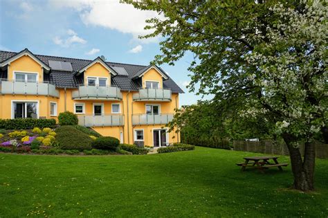 Unsere drei häuser verfügen über 17 ferienwohnungen und 1 bungalow. Gömitz Zuhause am Meer Ostsee Außenansicht Ferienanlage ...