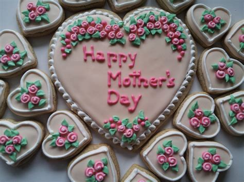 Mothers Day Cookies Heart Shaped With Royal Icing Mothers Day Cookies Cookies Iced Cookies