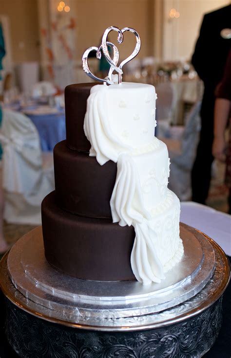 This decorating technique can take any cake from boring to. Pin by Tonya D Pace on Wedding | Chocolate wedding cake ...