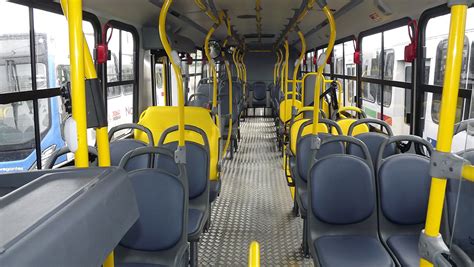 Você Está Sentado No Interior De Um ônibus Em Movimento