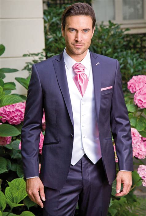 Ce modèle de costume bleu marine classique se prête à toutes les occasions : Johann, collection 2015 - Le Journal Du Marié