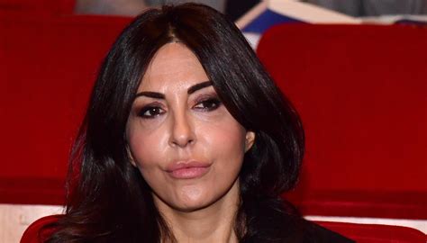 Svegliati amore mio, che la notte e' gia' passata svegliati vieni qua fra le mie mani, nasce il sole non pensare al passato, quanta nebbia c'e' la' stringimi e parlami ancora, e vedrai si rivivra'. Svegliati amore mio, Sabrina Ferilli si racconta a ...