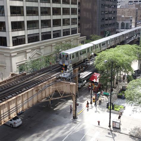 This El Train In Chicago Shows How Public Transit Blends In And Adds To
