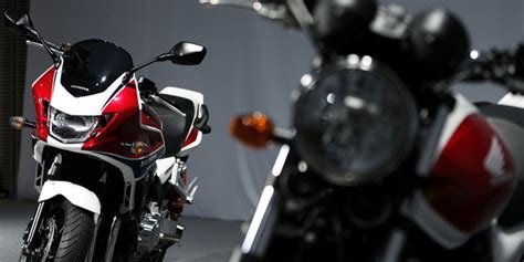 Ini gaya prewedding ala anak motor romantisnya dijamin bikin klepek. Honda CB 400 Super Four: Motor dengan teknologi VTEC