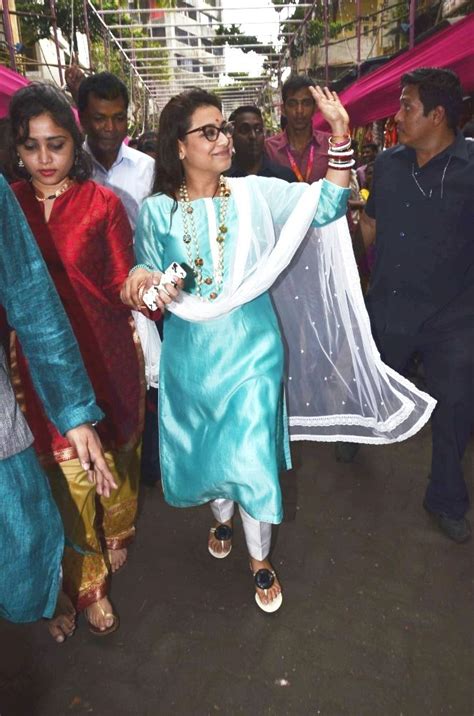 Rani Mukerji Snapped At Lalbaugcha Raja Ganesh Mandal In Mumbai For Ganesh Festival 2014 3