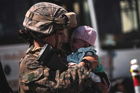 19 Gut Wrenching Photos Of Us Service Members Helping Afghan Refugees