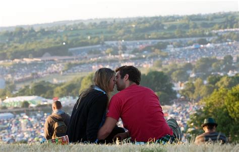 A Twosome Shared A Romantic Moment At The Glastonbury Festival Cute