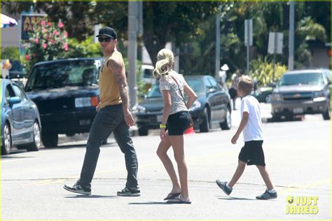 Ryan Phillippe Roscoes Chicken With Ava And Deacon Photo 2699370 Ava Phillippe Celebrity