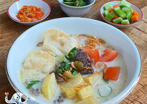 Ditambahkan juga potongan tomat, daun bawang dan acar timun agar lebih segar. Resep Soto Betawi Santan oleh Lin_Fangfei - Cookpad