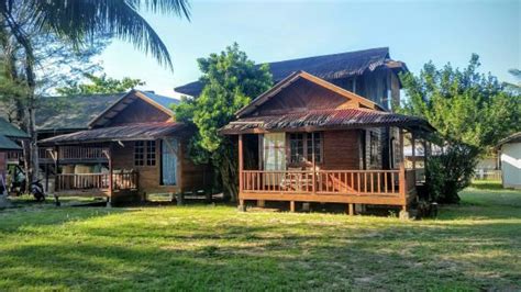 Ianya amatlah bersih, selesa dan besar sesuai untuk percutian keluarga besar. Chalet Kayu Ala Kampung Depan Pantai Cherating, Untuk ...