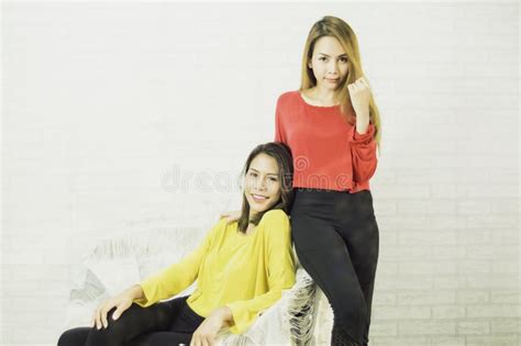 Lesbianas Lesbianas Asiáticas De Las Mujeres LGBT Que Llevan Las Camisas Amarillas Y Rojas Pelo