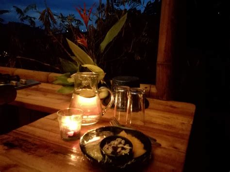 Desde 1930, trabalhamos de sol a sol para levar à sua mesa um café com todo o frescor do campo. Cabañas Del Alto - SoñArte