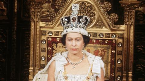 Netflix's the crown, out on november 4, includes ten episodes and covers only her accession. Queen Elizabeth II Says Your Neck Will Break If You Look ...