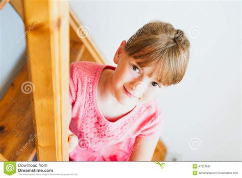 Kleines M Dchen Das Auf Treppen Sitzt Stockbild Bild Von Tochter