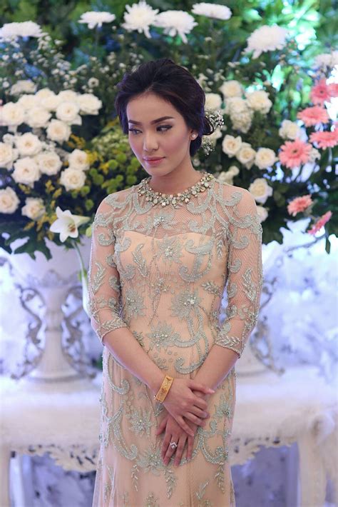 Selain itu beberapa koleksi merupakan salah satu benda mewah dan branded yang memang kualitasnya bagus dan cocok untuk digunakan sebagai cicin tunangan. Acara Lamaran Elegan dan Cantik ala Sarah dan Bagus | The ...